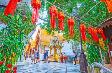 Chiang Mai, Tayland - 7 Mayıs 2019 Wat Phra That Doi Suthep Tapınağı 'nda, 7 Mayıs' ta Chiang Mai 'de kırmızı fenerli karanlık sokak