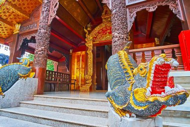 Karmaşık desenleri, yaldızlı girişi, sütunları ve anne mistik su canlılarının heykelleri, Wat Phra Doi Suthep tapınağı, Chiang Mai, Tayland