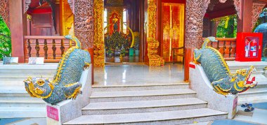 Chiang Mai, Tayland - 7 Mayıs 2019: 7 Mayıs 'ta Chiang Mai' de Wat Phra (Mai Tapınağı) tapınağının girişi anne mitolojik su canlılarının iki heykeli tarafından korunmaktadır.
