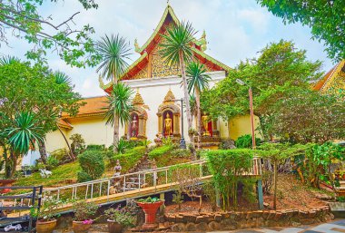 Wat Phra 'nın kenar duvarı Doi Suthep tapınağı, süslü çerçevelerle çevrili Buda heykelleri, Chiang Mai, Tayland