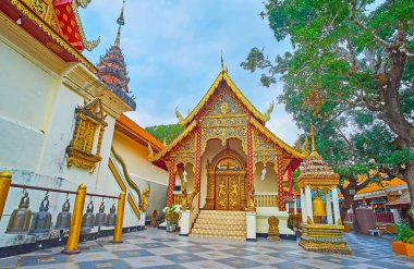 Büyüleyici Vihara (türbesi) Wat Phra Doi Suthep tapınağı oyulmuş, yaldızlı ve ayna dekorlu, pyathat çatı, naga yılanları mavna tahtalarında ve zengin dekore edilmiş kapı, Chiang Mai, Tayland