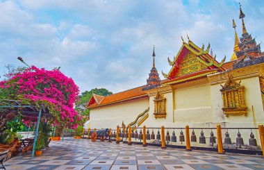 Wat Phra 'nın bahçesinde yürü Doi Suthep tapınağının eşsiz mimarisi ve güzel ayin çanları, Chiang Mai, Tayland