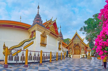 Wat Phra Vihara 'nın duvarında bulunan ve Lanna stili mimarisi ile ünlü Doi Suthep tapınağı, Chiang Mai, Tayland