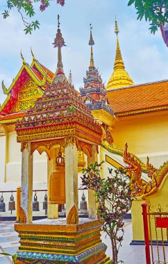 Wat Phra Doi Suthep 'in geleneksel Lanna tarzı binalarını keşfedin. Okunmuş süslemeleriyle, fayanslarıyla ve ayna dekorlarıyla, kalıplarıyla, çatılarıyla, hti finals ve naga yılanları, Chiang Mai, Tayland heykelleriyle ünlüdür.