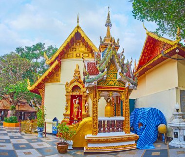 Chiang Mai, Tayland - 7 Mayıs 2019: Pavilion (mondop), naga yılanları, yaldızlar ve oymalarla süslenmiş, arka planda Dünya Ana Tanrıçası Wat Phra That Doi Suthep, 7 Mayıs 'ta Chiang Mai' de
