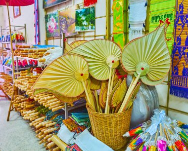 Borsang, Tayland - 7 Mayıs 2019: Borsang 'da 7 Mayıs' ta Borsang el sanatları - kağıt şemsiyeler, yelpazeler ve Lanna bayrakları ile hediye dükkanında