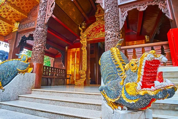 Karmaşık desenleri, yaldızlı girişi, sütunları ve anne mistik su canlılarının heykelleri, Wat Phra Doi Suthep tapınağı, Chiang Mai, Tayland