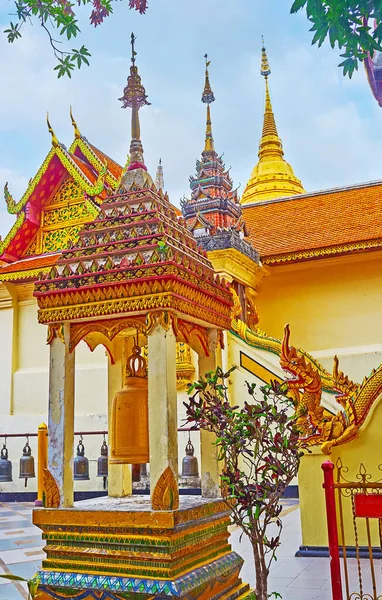 Wat Phra Doi Suthep 'in geleneksel Lanna tarzı binalarını keşfedin. Okunmuş süslemeleriyle, fayanslarıyla ve ayna dekorlarıyla, kalıplarıyla, çatılarıyla, hti finals ve naga yılanları, Chiang Mai, Tayland heykelleriyle ünlüdür.
