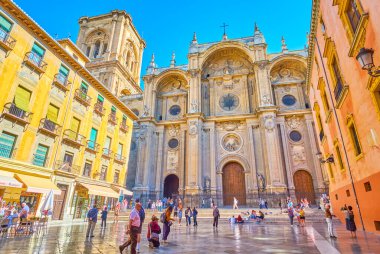 Granada, İspanya - 27 Eylül 2019: Plaza de las Pasiegas Meydanı, 27 Eylül 'de Granada' da küçük kafeler ve turist dükkanlarıyla çevrili ortaçağ Enkarnasyon Katedrali önü