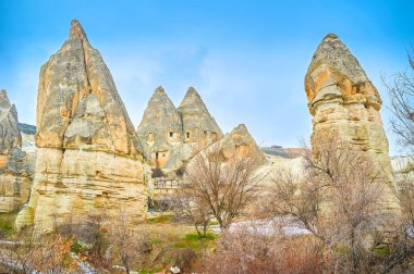 Kapadokya evleriyle meşhurdur, yumuşak tuff kayaları kesilir, peri baca oluşumları olarak bilinir, Goreme, Türkiye