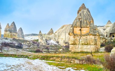 Goreme arkeoloji sahasında yürüyüş yapın ve eski evleri izleyin, tüy kayaları, Kapadokya, Türkiye