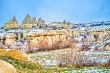 Goreme Milli Parkı, Kapadokya, Türkiye 'nin Sarı Tuff taşlı karlı manzarası