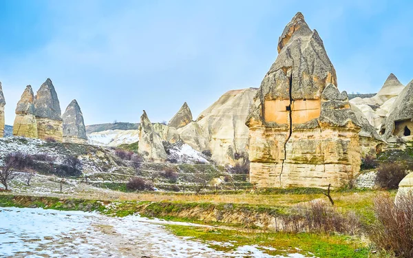 Goreme arkeoloji sahasında yürüyüş yapın ve eski evleri izleyin, tüy kayaları, Kapadokya, Türkiye
