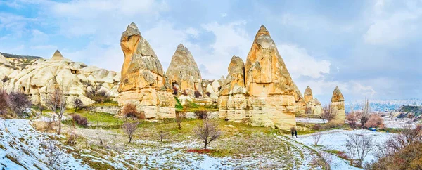 Panorama Zimowego Krajobrazu Bajkowymi Skałami Ogrodem Owocowym Goreme Kapadocja Turcja — Zdjęcie stockowe