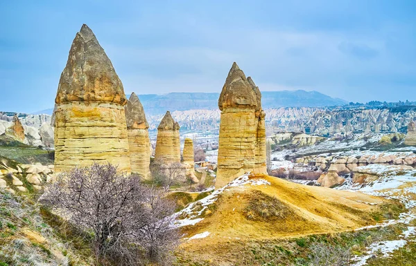 Cappadocian Vuoristomaisema Jossa Sumuinen Taivas Luminen Maa Pitkä Keltainen Keiju — kuvapankkivalokuva