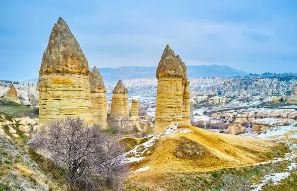 Paisaje Montañoso Capadocia Con Cielo Brumoso Suelo Nevado Altas Rocas —  Fotos de Stock