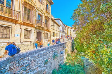 Granada, İspanya - 25 Eylül 2019: 25 Eylül 'de Granada' nın Albaicin ilçesinde yer alan Darro Nehri 'nin Carrera del Darro Caddesi adlı ortaçağ taş setinde yürüyün.