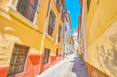 Orta Çağ Arap Albaisin (Albayzin) bölgesindeki dar Concepcion de Zafra tırmanışı, korunmuş eski yapılar ve tarihi yapılarla dolu, Granada, İspanya