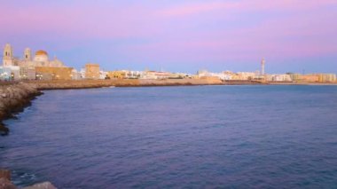 Atlantik Okyanusu kıyısında romantik bir alacakaranlıkta Cadiz, İspanya 'nın ufuk çizgisine bakan manzaranın tadını çıkarın.