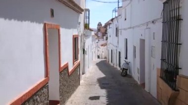 ARCOS, SPAIN - 23 Eylül 2019: Pueblo Blanco 'nun (beyaz kasaba) ortaçağ kıvrımlı caddelerinin labirenti, 23 Eylül' de Arcos 'ta yaşayan eski binalarla dolu.