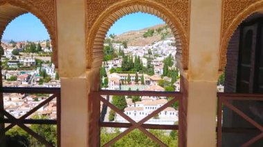 GRANADA, SPAIN - SEPTEMBER 25 Eylül 2019: Partal Palace portico (Alhambra) kemerleri sebka ve güzel İslami desenlerle süslenmiş, Albaicin ve Sacromonte ilçelerine dikkat edin, 25 Eylül 'de Granada' da