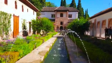GRANADA, SPAIN - 25 Eylül 2019: Generalife Sulama Hendeği (Alhambra) Patio 'daki Ağaç Bahçesi, 25 Eylül' de Granada 'da pınarlar ve ortaçağ sulama kanallarıyla