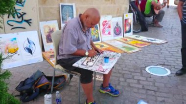 CORDOBA, SPAIN - 30 Eylül 2019: Sanatçı 30 Eylül 'de Cordoba' da Arap kaligrafi tekniğinde siyah mürekkep ve qalam kamış kalemi ile yazı hazırladı.