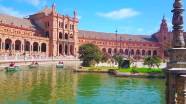 SEVILLE, SPAIN - 1 Ekim 2019: Plaza de Espana 'daki kanal 1 Ekim' de Seville 'deki tekne gezileri için en romantik yerlerden biridir.