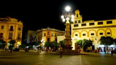 SEVILLE, SPAIN - 1 Ekim 2019: Plaza Virgen de los Reyes 'te akşam yürüyüşü fenerlerle ve aydınlık ışıklarla Incarnation manastırı, 1 Ekim' de Seville 'de