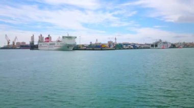 CADIZ, İspanya - 21 Eylül 2019: Cadiz limanındaki nakliye konteynırları ve kargo gemisi arka planda çok sayıda kargo vincine sahip, 21 Eylül 'de Cadiz' de