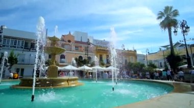 SANLUCAR, İspanya - 22 Eylül 2019: Plaza del Cabildo Meydanı 'ndaki eski fıskiyelerin yenilenmesi, 22 Eylül' de Sanlucar 'da insanların burada vakit geçirmesi için cezbedici.