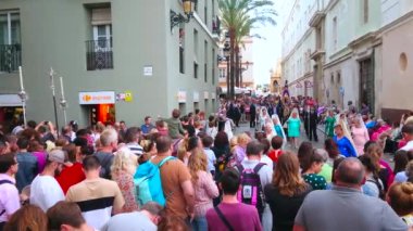 CADIZ, SPAIN - 22 Eylül 2019: Halk Mercedes Fiesta (Merhametli Hanımımız Festivali) nedeniyle 22 Eylül 'de Cadiz' de dini geçit törenini izliyor