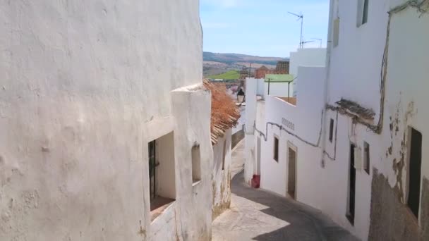 Arcos Spanje September 2019 Afdaling Door Smalle Gebogen Steeg Van — Stockvideo