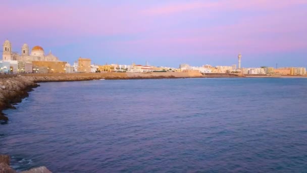 スペイン カディスのスカイラインを眺めながら大西洋岸からロマンチックな夕暮れをお楽しみください — ストック動画