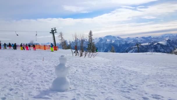 Ebeensee Austria 2019年2月24日 背景に雪だるまとボタンスキーリフトがあるFeuerogel Mountain高原の雪景色 2月24日のEbensee — ストック動画
