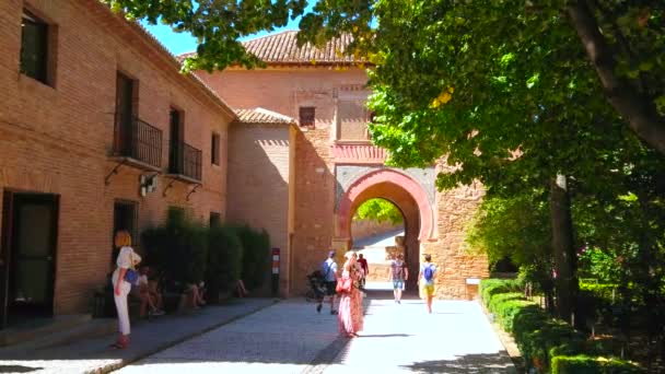 Granada Spanien September 2019 Menschen Gehen Durch Das Mittelalterliche Weintor — Stockvideo