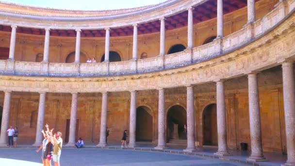 グラナダ スペイン 9月25 2019 円形のパティオと複数の石の柱を持つ2階建てのテラスを持つアルハンブラ宮殿のカルロス5世宮殿のパノラマ 9月25日にグラナダで — ストック動画