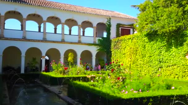 Granada Spanien September 2019 Der Vorgarten Blumenbeete Teich Brunnen Und — Stockvideo