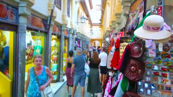 グラナダ スペイン 2019年9月25日 9月25日にグラナダでお土産 ジュエリー 工芸品を提供しているアラビアのグランドバザールだったCalle Alciceria Alleyの人々の店 — ストック動画