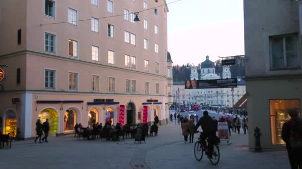 Salzburg Österrike Februari 2019 Köpgatan Linzergasse Med Höga Byggnationer Stadsdelen — Stockvideo