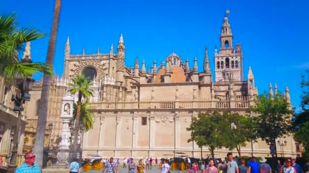 2019年10月1日 西班牙塞维利亚 塞维利亚 拥挤的历史广场 游客沿着哥特式大教堂的高墙行走 — 图库视频影像