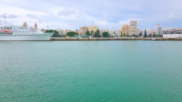 2019年9月21日 Spain September 该轮渡于9月21日在加的斯带着停泊的船只和旧城建筑进入加的斯港 — 图库视频影像