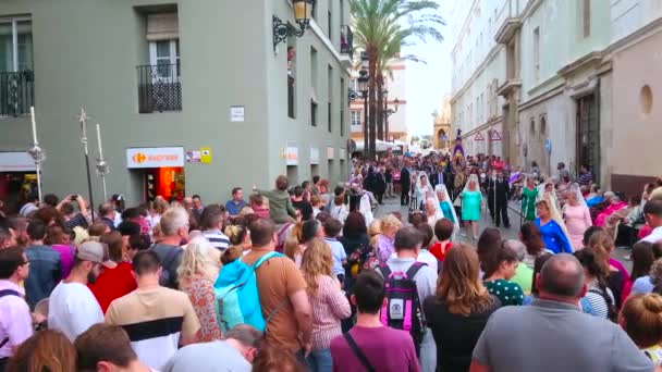 Cadiz Ισπανια Σεπτεμβριου 2019 Πλήθος Παρακολουθεί Θρησκευτική Πομπή Λόγω Της — Αρχείο Βίντεο