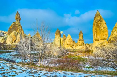 Kapadokya, çok sayıda yürüyüş yolu, inanılmaz manzaralar, tarihi gezilerden sıcak hava balonları uçuşuna kadar çeşitli zaman harcamaları olan güzel bir eko-turizm merkezidir, Türkiye