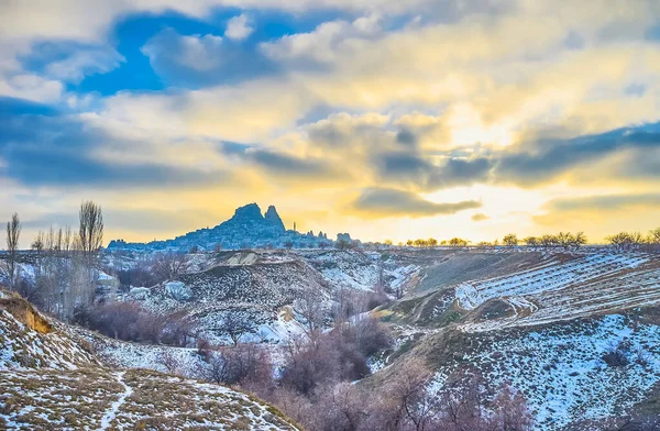 Színes Naplemente Felett Havas Földek Cappadocia Sziluett Uchisar Szikla Vár — Stock Fotó