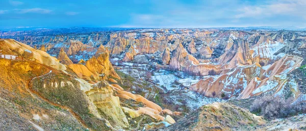 土耳其卡帕多西亚 白雪覆盖的鸽子谷顶部全景 其中有黄色和橙色的块状岩石和果园 — 图库照片