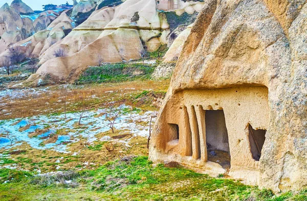 Pequeña Bodega Cortada Roca Junto Las Tierras Agrícolas Del Valle —  Fotos de Stock