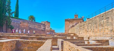 GRANADA, SPAIN - SEPTEMBER 25 Eylül 2019: Plaza de Armas Panoraması (Arms Meydanı), Alhambra Alcazaba Kalesi 'nde bulunan korunmuş binalar, 25 Eylül' de Granada