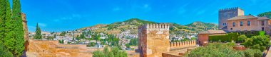 Ağaç bahçesi, yüksek surları ve arka planda Torre de Comare kulesi olan Patio de Machuca Panoraması, Alhambra, Granada, İspanya