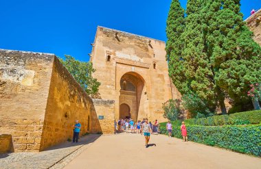 GRANADA, İspanya - 25 Eylül 2019: Ortaçağ Adalet Kapısı (Esplanade Gate) 25 Eylül 'de Granada' da turist geçidi olarak hizmet vermektedir.